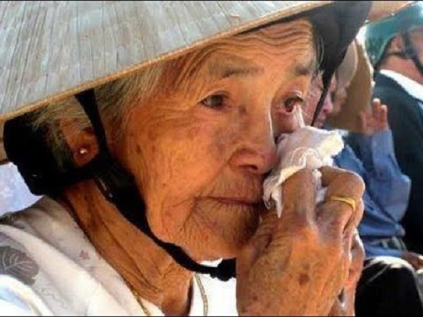 Mơ thấy mẹ khóc có điềm báo gì và đánh con số nào?