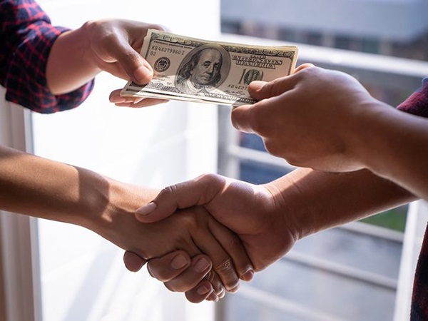 Nhìn thấy người khác cho tiền có điềm gì, hên hay xui?