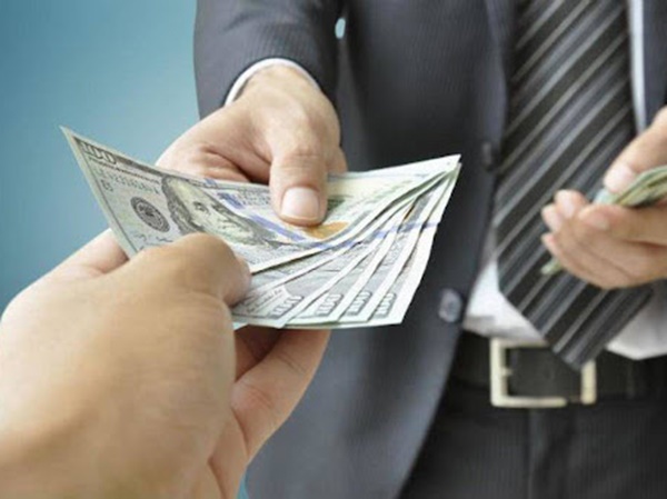Nhìn thấy người khác cho tiền có điềm gì, hên hay xui?