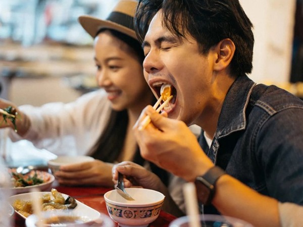 Mơ thấy ăn uống ẩn ý điều gì, dữ hay lành?