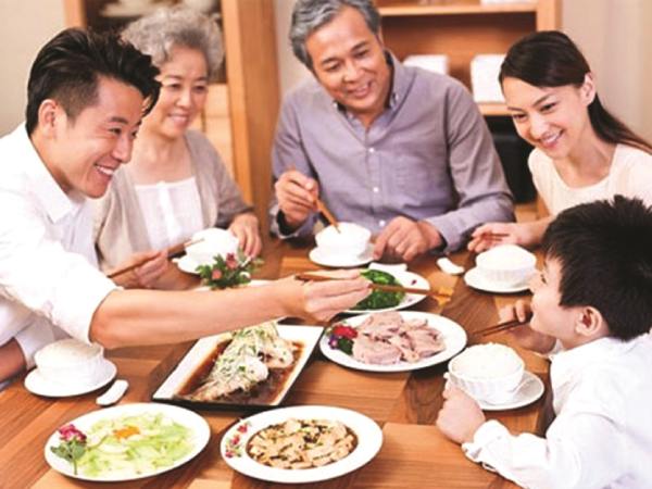 Nằm mơ thấy ăn cơm cùng gia đình, với người lạ là điềm gì?