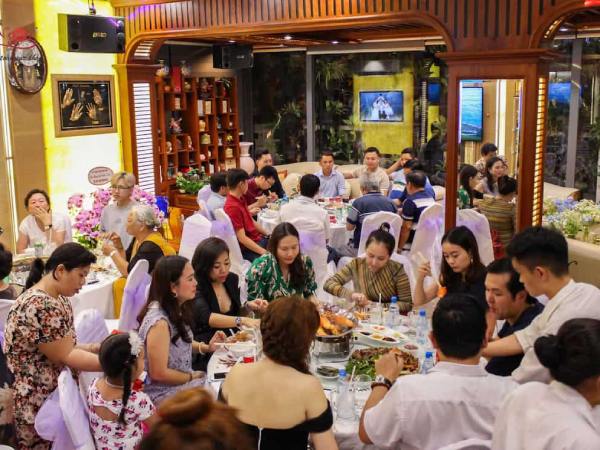 Nằm mơ thấy ăn tiệc mang đến may mắn tài lộc hay vận hạn?