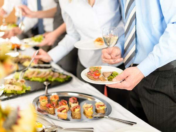 Mơ thấy ăn tiệc cưới