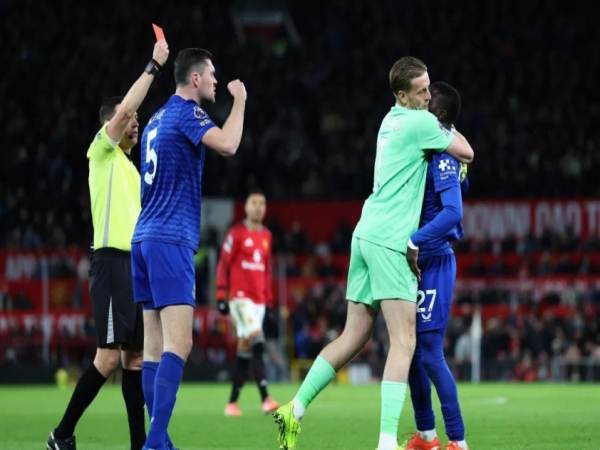 Tin bóng đá: Idrissa Gueye trả giá đắt khi tát đồng đội